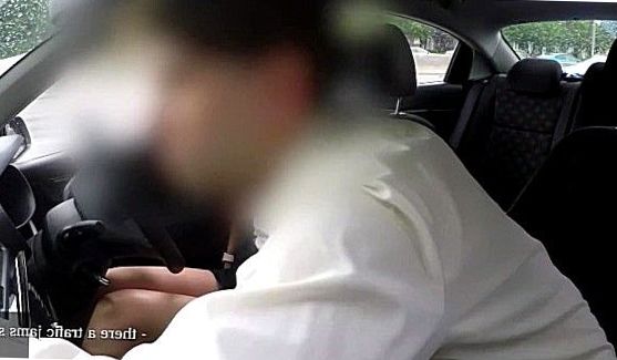 Молодая блондинка с большой натуральной грудью сплясала перед вебкой, а потом начала насасывать своего резинового дружка и теребить шмоньку, порно видео