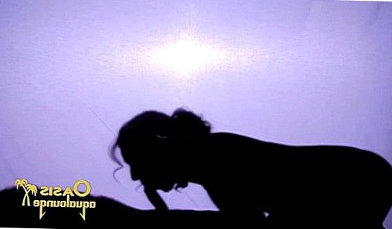 Молодые 18+: Она начинает трогать его член, который уже готов к бою, нежно поглаживая себя между ног, порно видео