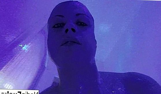 Та принимала душ, но не просто так, а с резиновым членом на присоске, порно видео
