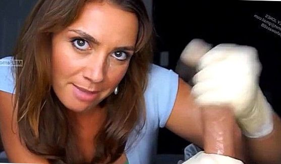С детской игрушкой балуется, трахает сама себя, порно видео