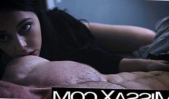 Куннилингус: Молодая брюнеточка Фрея Ди сидела со своим парнем на пикничке и попивала винишко, порно видео