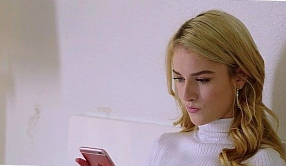 Под легкую музыку, милая молоденькая красотка, снимает с себя всю одежду и предлагает зрителю, насладиться видом сексуального тела, порно видео