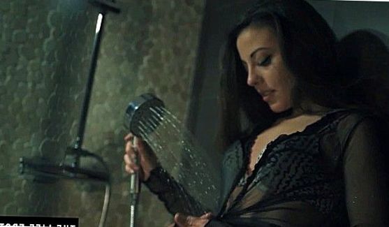 Молодая сучка в платке и солнцезащитных очках решила, что пора отсосать парню и сделать это немедленно, порно видео