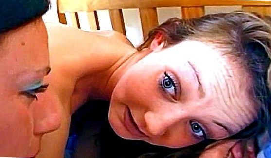 Порнозвезды: Блондинку Kenzie Taylor возбуждает вид готовящего парня, порно видео