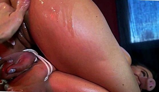 Возбуждённую молодую (18 лет) блонду отимел прямо на диване в клубе, порно видео