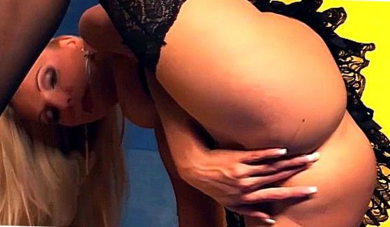 Милая молодая брюнетка Emily Willis познакомилась на вечеринке с двумя кавалерами и не смогла выбрать кому же из них дать, порно видео