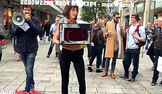 ебет мать в рот лежа на спине, порно видео